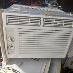 5k BTUs Air Conditioner/ No Side Panels