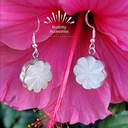 Sterling Silver 925 Earrings flowe design Mother of Pearls stones.