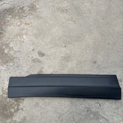 2018-2020 VOLKSWAGEN TIGUAN S FRONT LEFT DRIVER SIDE DOOR LOWER MOLDING OEM