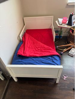 Toddler / kids bed with mattress and comforter