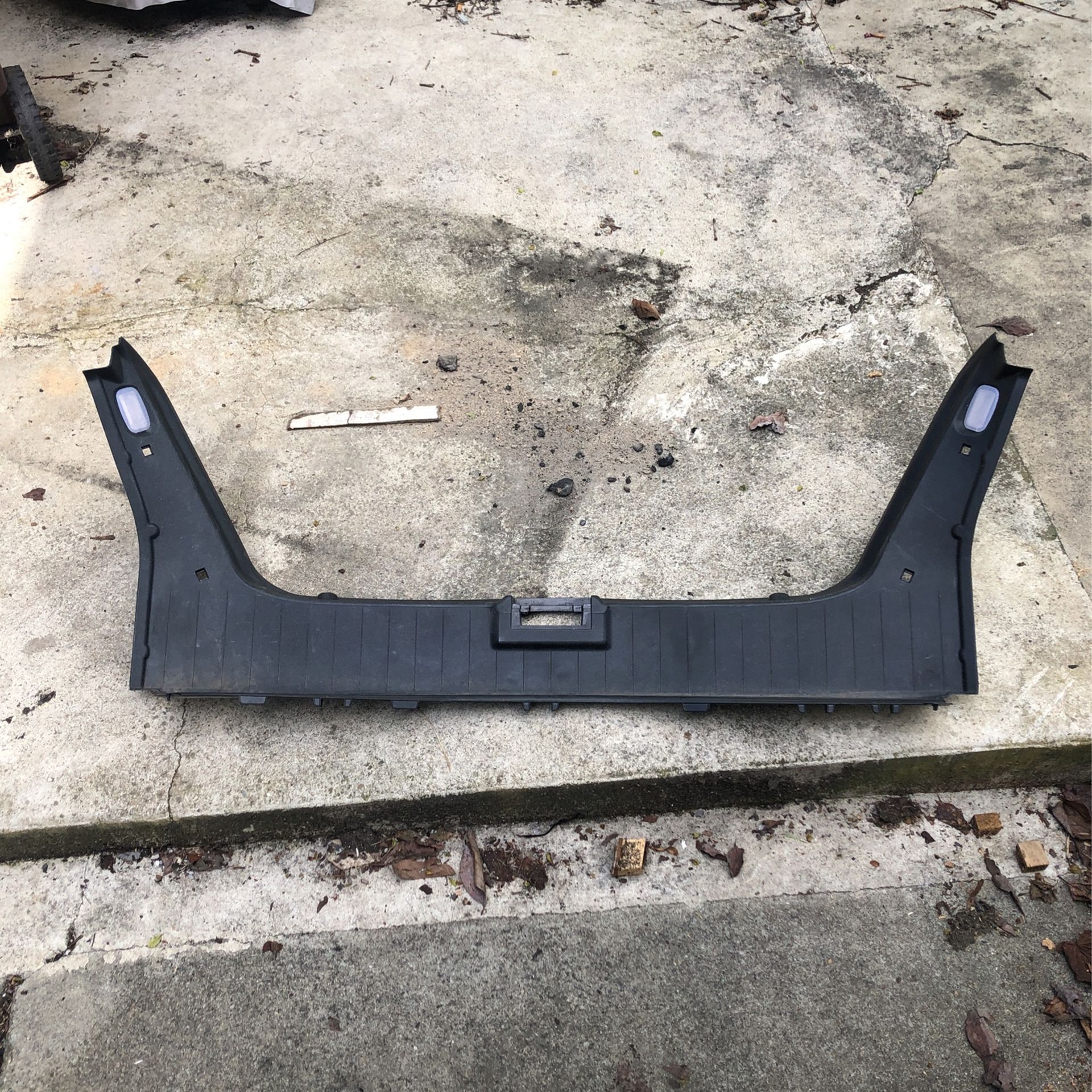 MERCEDES-BENZ E W211 TRUNK LOADING SILL TRIM