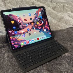 12.9 inch iPad Pro M1 with Logitech Keyboard case