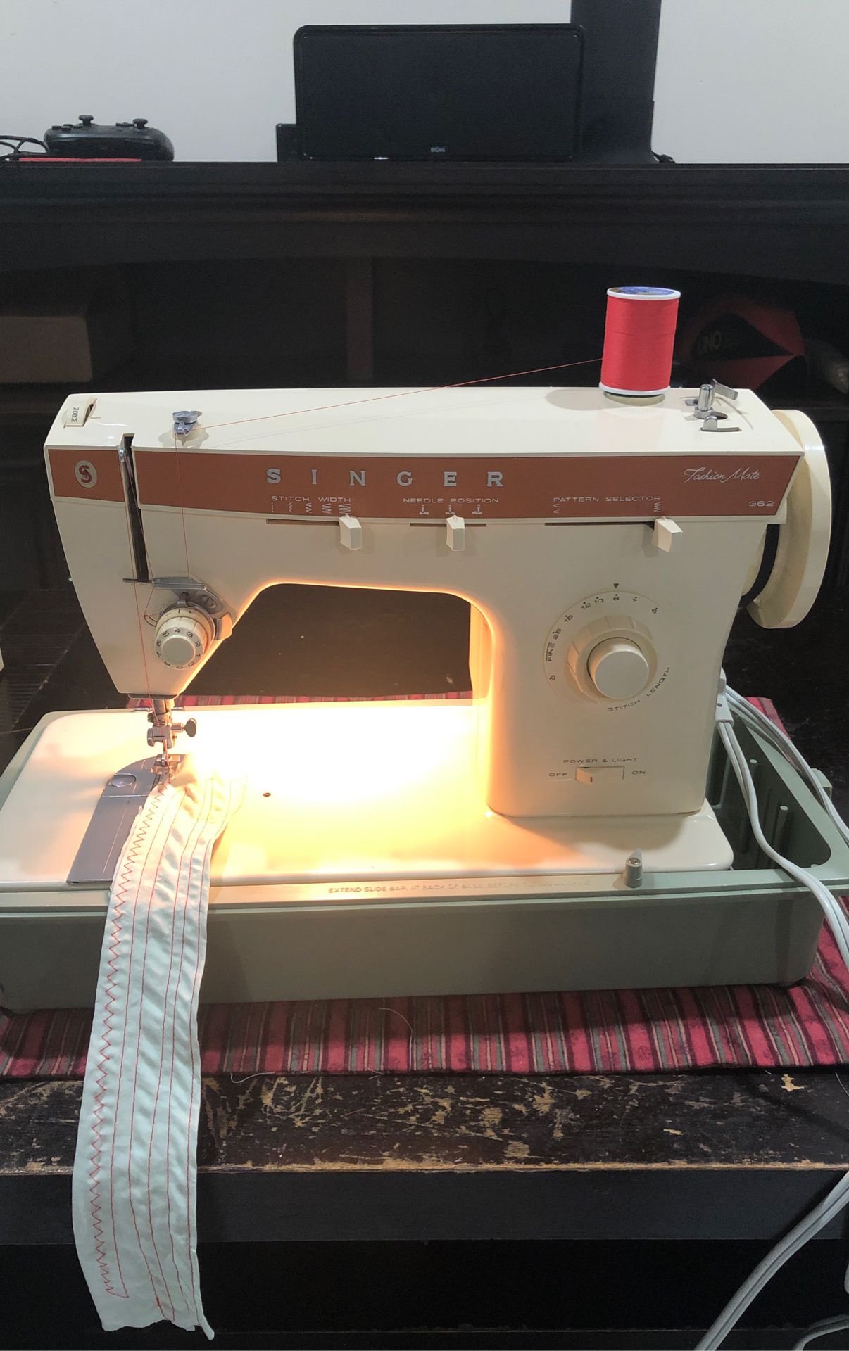 Model 362 singer sewing machine works excellent. Pregunte se habla español también