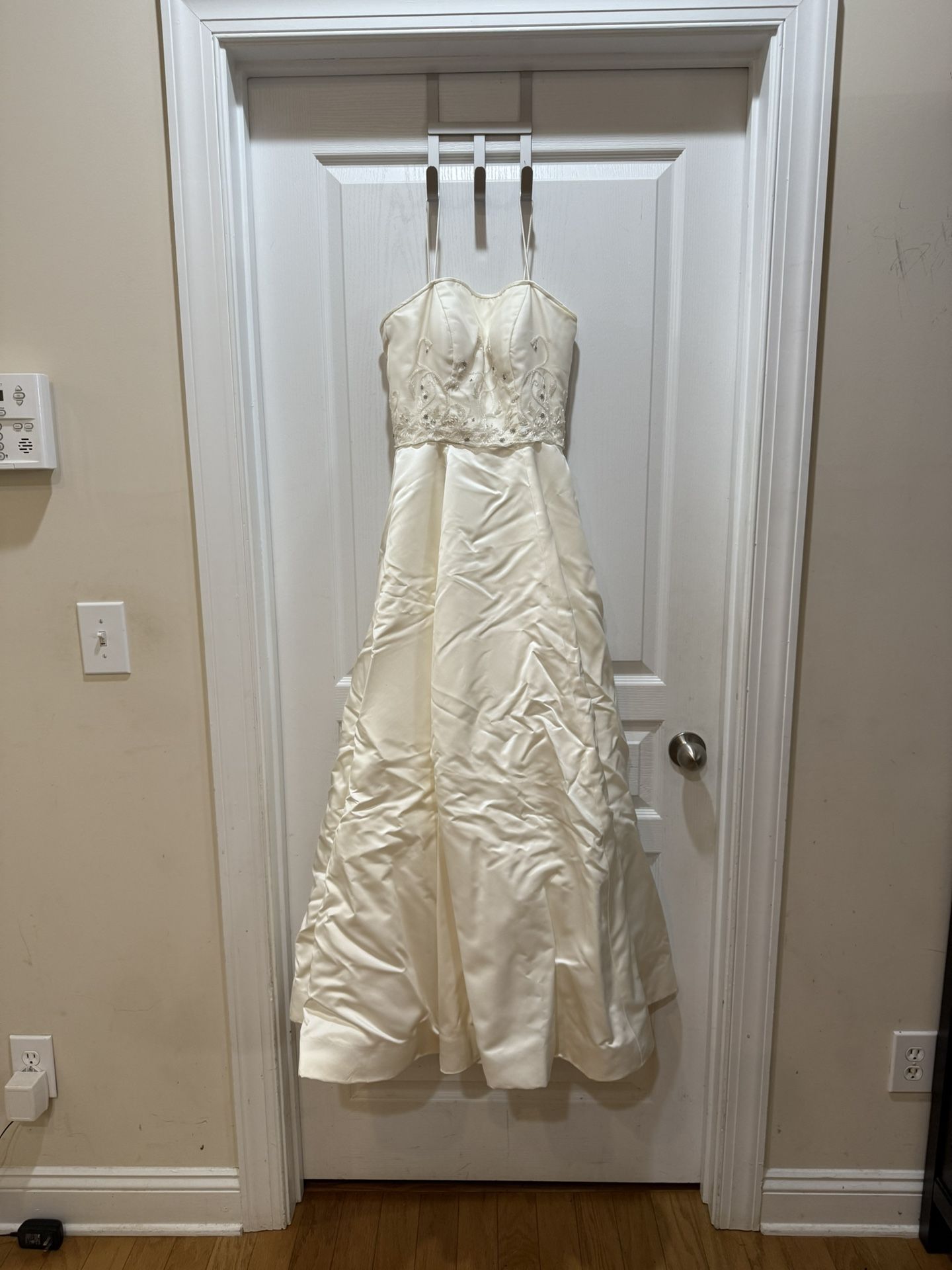 MARISA Wedding Dress. SIZE 6. FABRIC MADE IN JAPAN (Good condition) PICK UP IN CORNELIUS