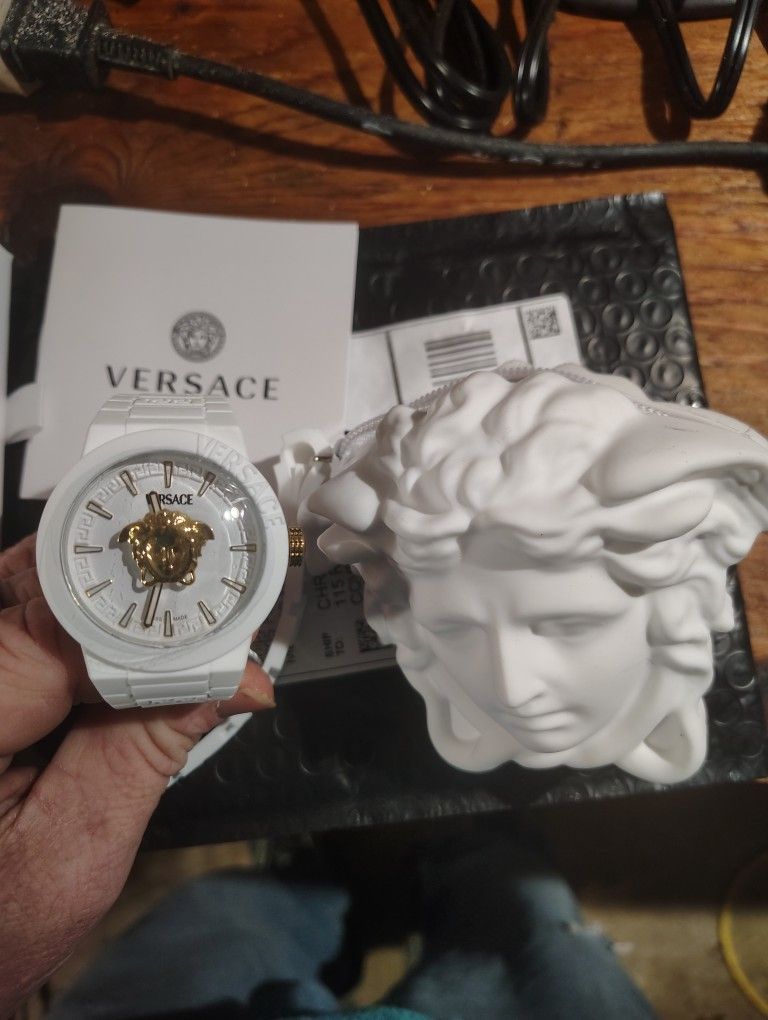 Versace V-pop