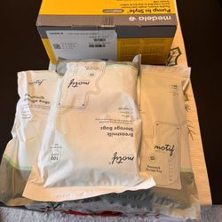 Medela MaxFlow Breast Pump + Motif Storage Bags  300 Count 
