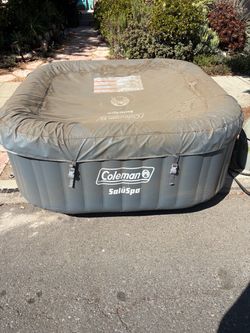 Inflatable hot tub