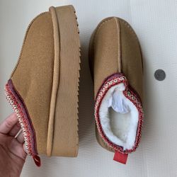 Brand new - Trendy platform slippers short boots