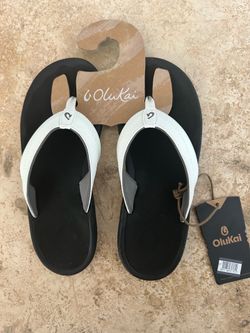 Woman’s Olukai Sandals ( size 7)