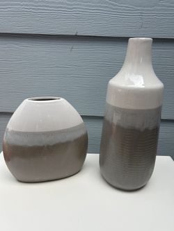 2 Matching Vase Set