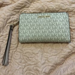 Michael Kors Wallet With Phone Holder 