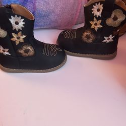 Toddler Girls Boots Brown Ones Are Roughly Size 9 Black Ones Are Size 7