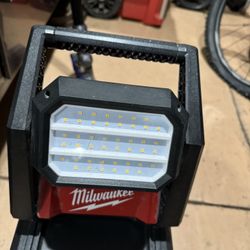 Milwaukee M18  18-Volt Lithium-Ion Cordless 4000 Lumens ROVER LED AC/DC Flood Light (Tool-Only)