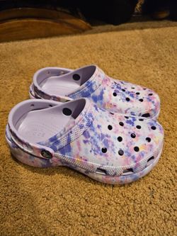 Woman's crocs size 7