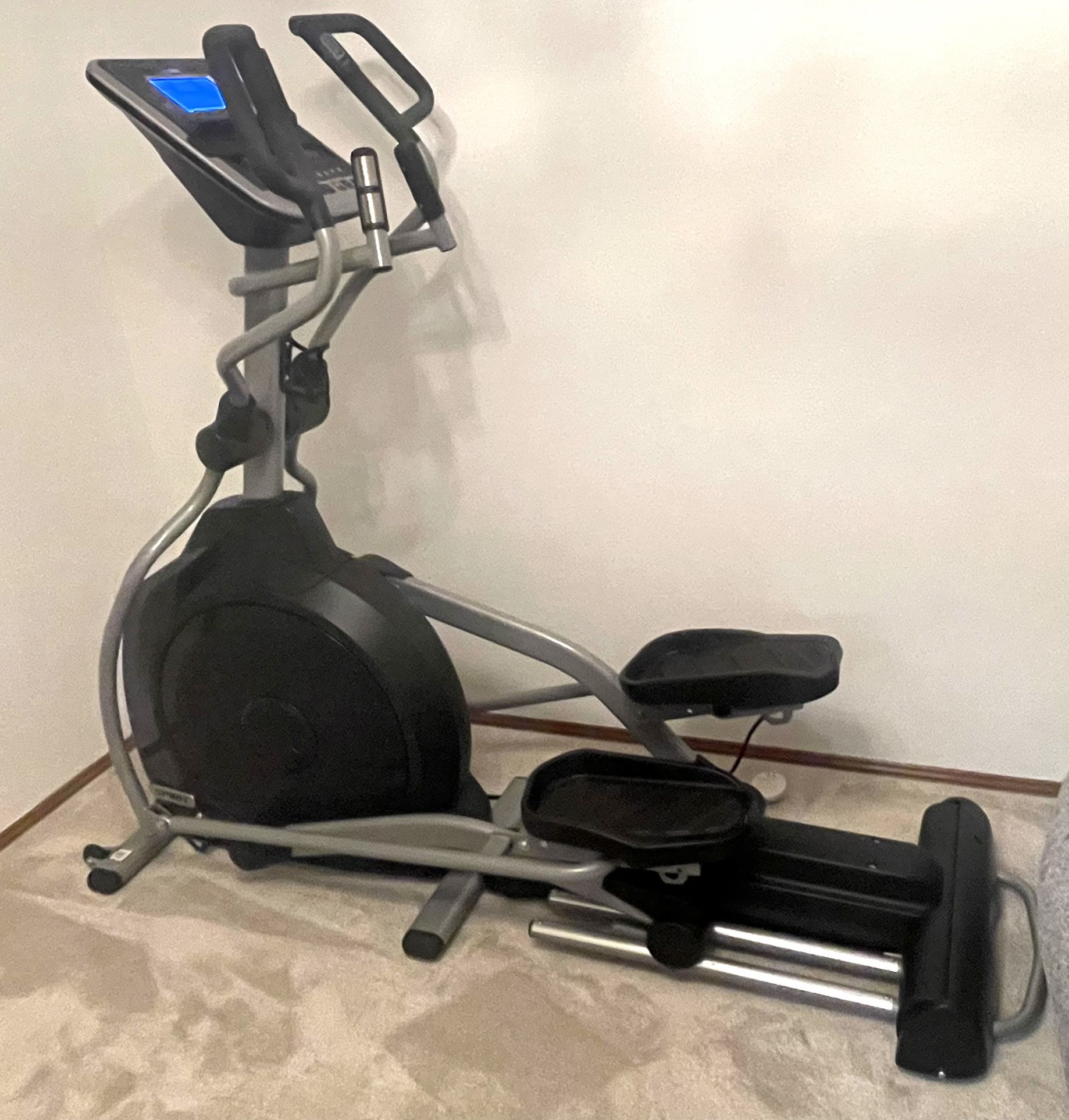 Feature-packed Spirit XE395 Elliptical Machine