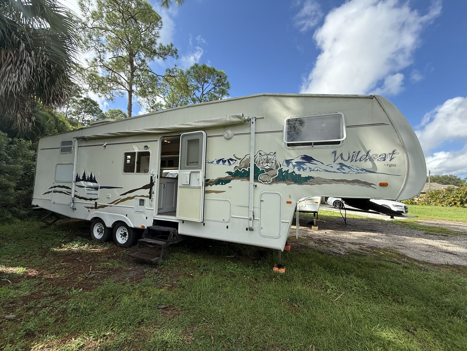 2005 Forest River Wildcat Fifth Wheel Camper Trailer