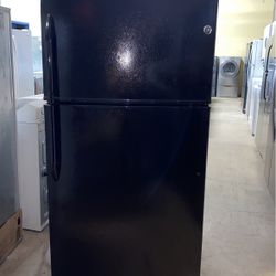 G.E Refrigerator Top Freezer 
