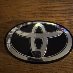Toyota Grill Emblem