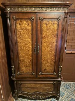 Armoire Wall pick up only 20$ need to get rid of it