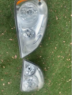 Frightliner cascadea headlights