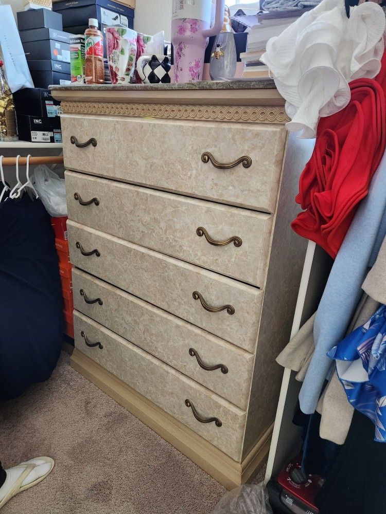 Beautiful 5-Piece Bedroom Set – Only $450! 🏷️