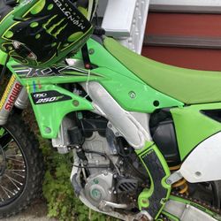 Vendo moto a 2,700 (negociable).  I am selling  a motorcycle for 2.700 (negotiable)