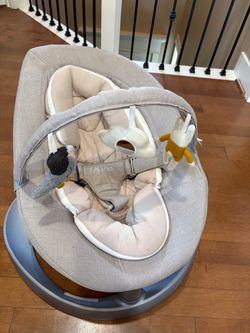 Nuna leaf baby bouncer with toy bar