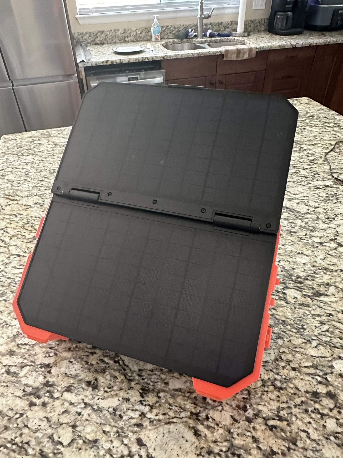 BROWEY C600 – Portable Power Station with Solar Panel