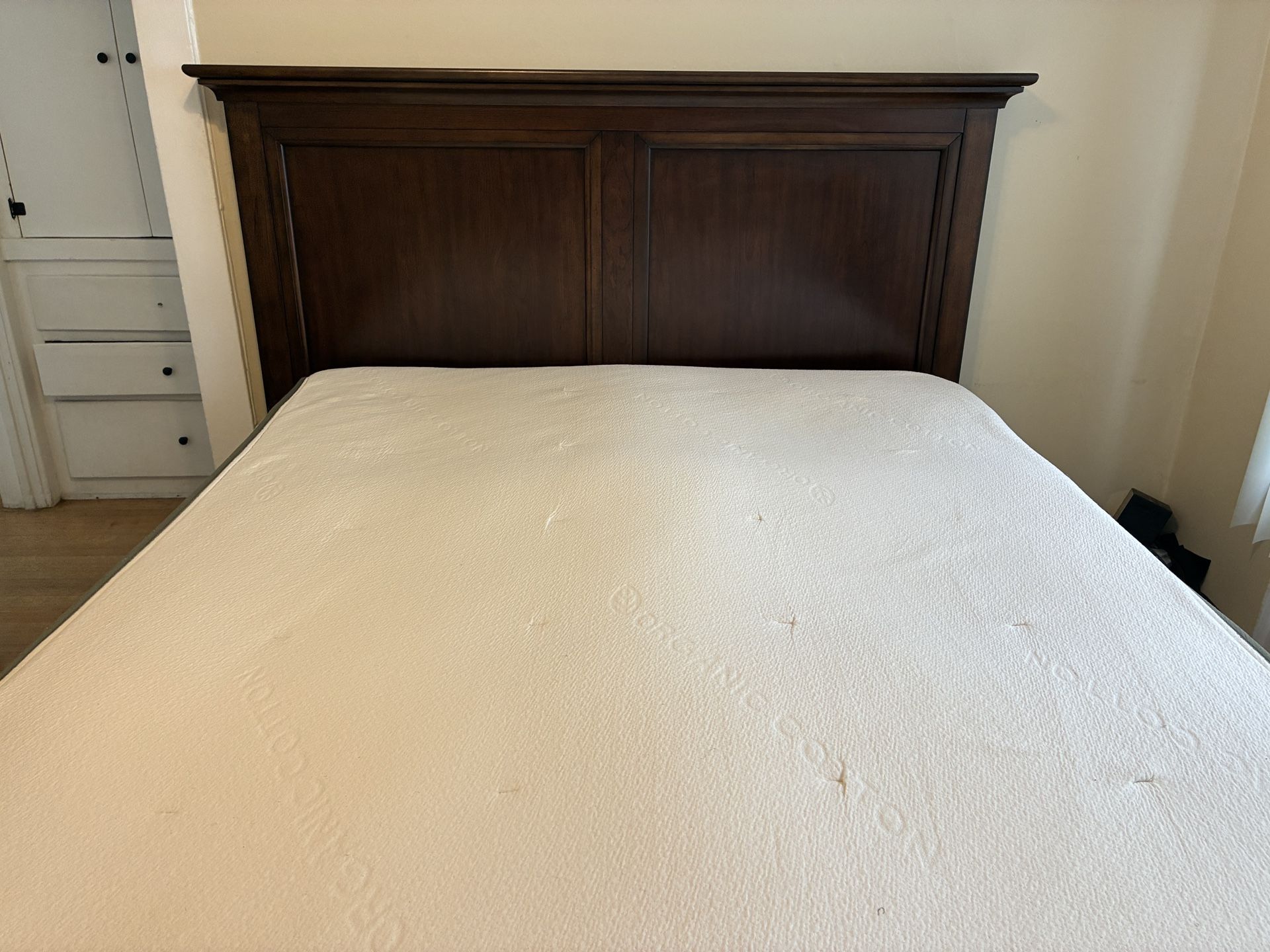 Queen Size Solid Wood Bed Frame & Avocado Organic Mattress