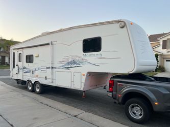 2004 Montana fifth wheel 32ft