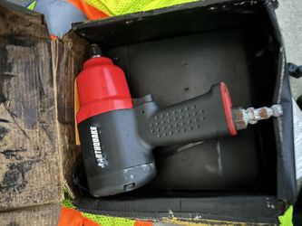 Earthquake 1/2” Air Impact Wrench - 950 Ft Lbs Torque