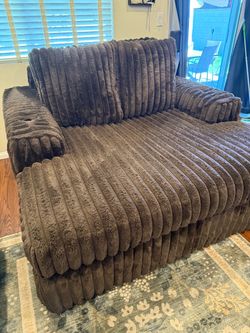 Like New Chocolate Dark Brown Oversized Lounge Chair Cuddler Cuddle Loveseat Chair. USB port and cup holders. Super cute and comfy!