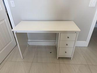 White 3-Drawer Desk – Like New Condition
