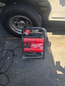 Milwaukee  power generator with 2 batteries