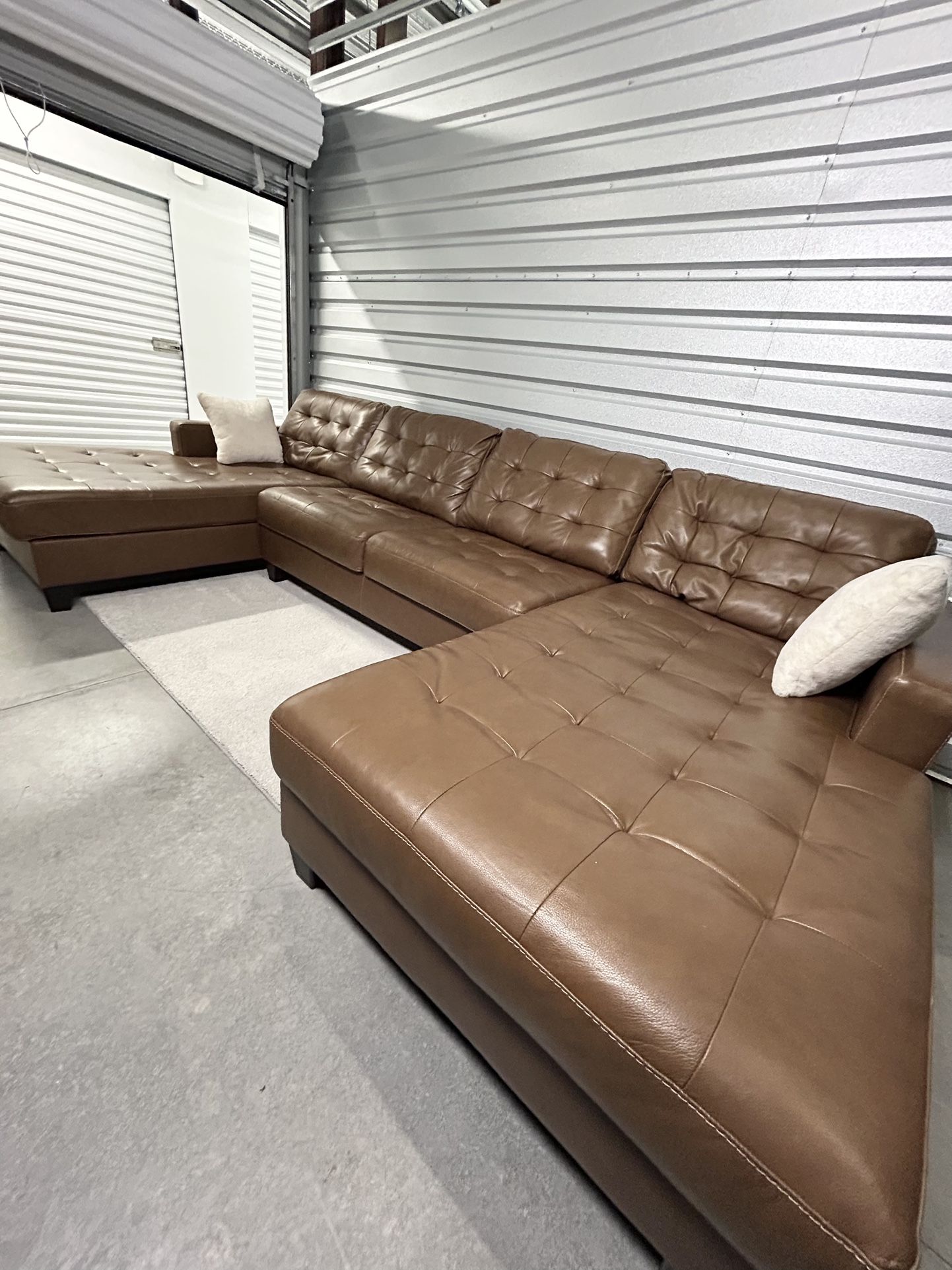 Baskove Auburn Large Sectional Couch(Free delivery) 