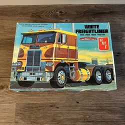 White Freightliner Model Truck Kit 