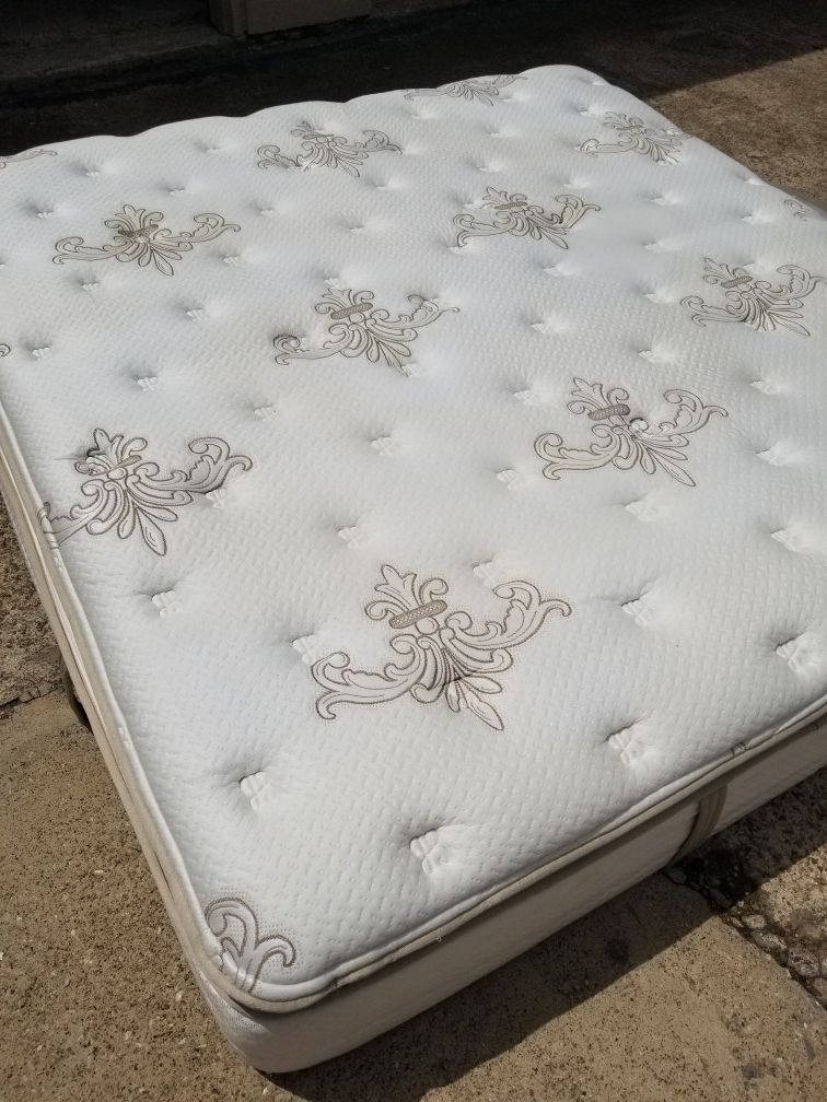King size pillow top matress and boxpring new use excibition in store free delivery now