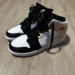 Air Jordan 1 Mid ‘Crimson Tint’ - Size 6Y