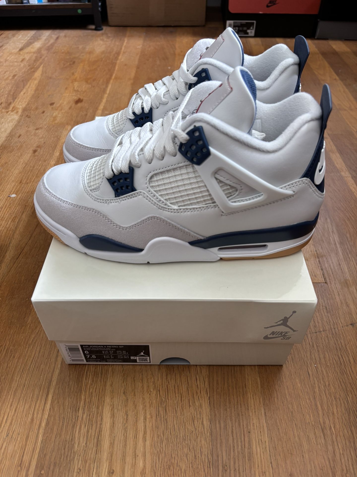 Sz. 6 Men/7.5 Women Jordan 4 Retro SB Navy New