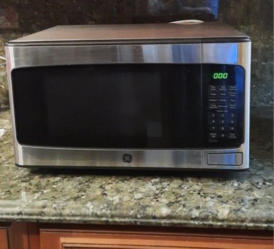 XL Stainless Steel GE Microwave 950 Watts. In Great Condition & Super Clean