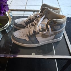 Hyper Royal Jordan 1s 