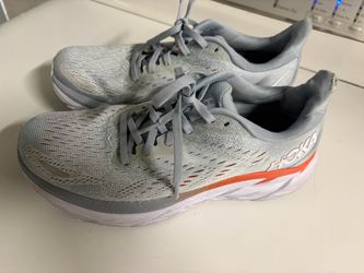 Tennis shoes
