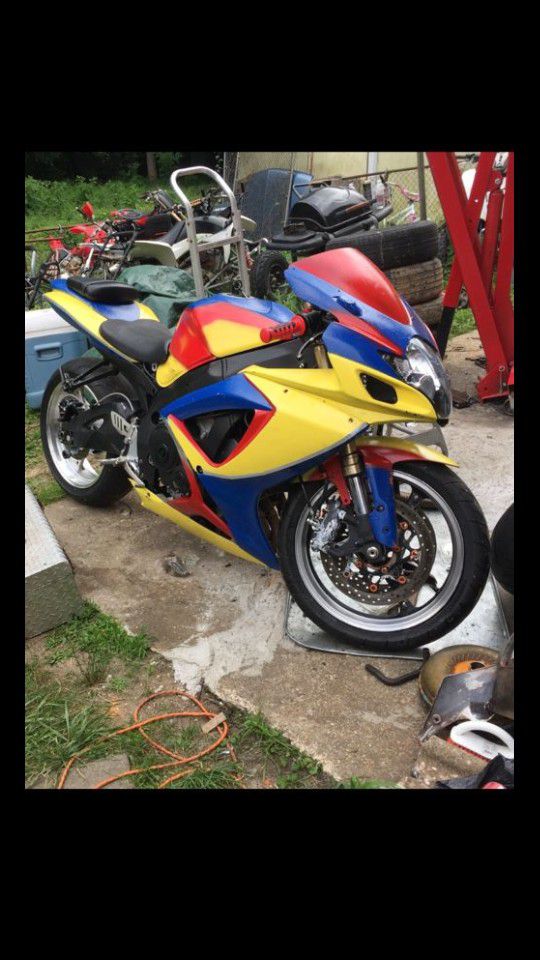 IF YOU WANT A CHEAP BIKE TO RIDE FOR THE SUMMER. YOU CAN ONLY PUT PAPER TAGS ON IT. NO TITLE.BILL OF SALE ONLY.2006 SUZUKI 750. $$2500
