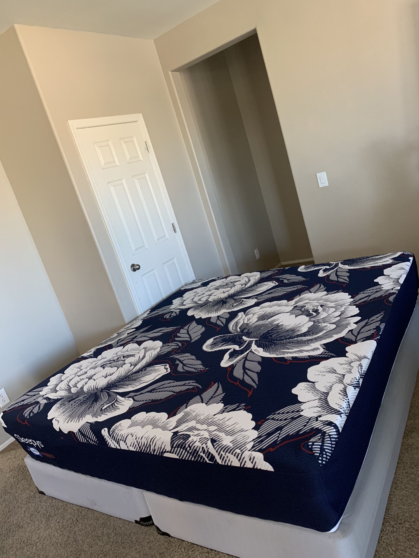 KING SEALY SLEEPYS HYBRID MATTRESS AND FREE BOX SPRINGS 