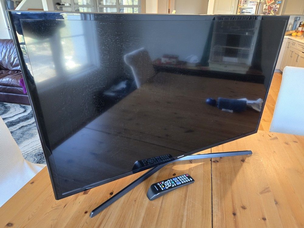 Samsung 40 Inch LCD TV. Internet Enabled And Google Chromecast
