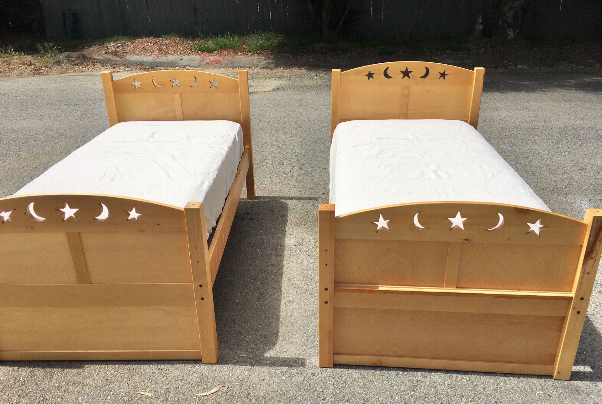 ••••(2) Twin Beds With Mattresses ••••