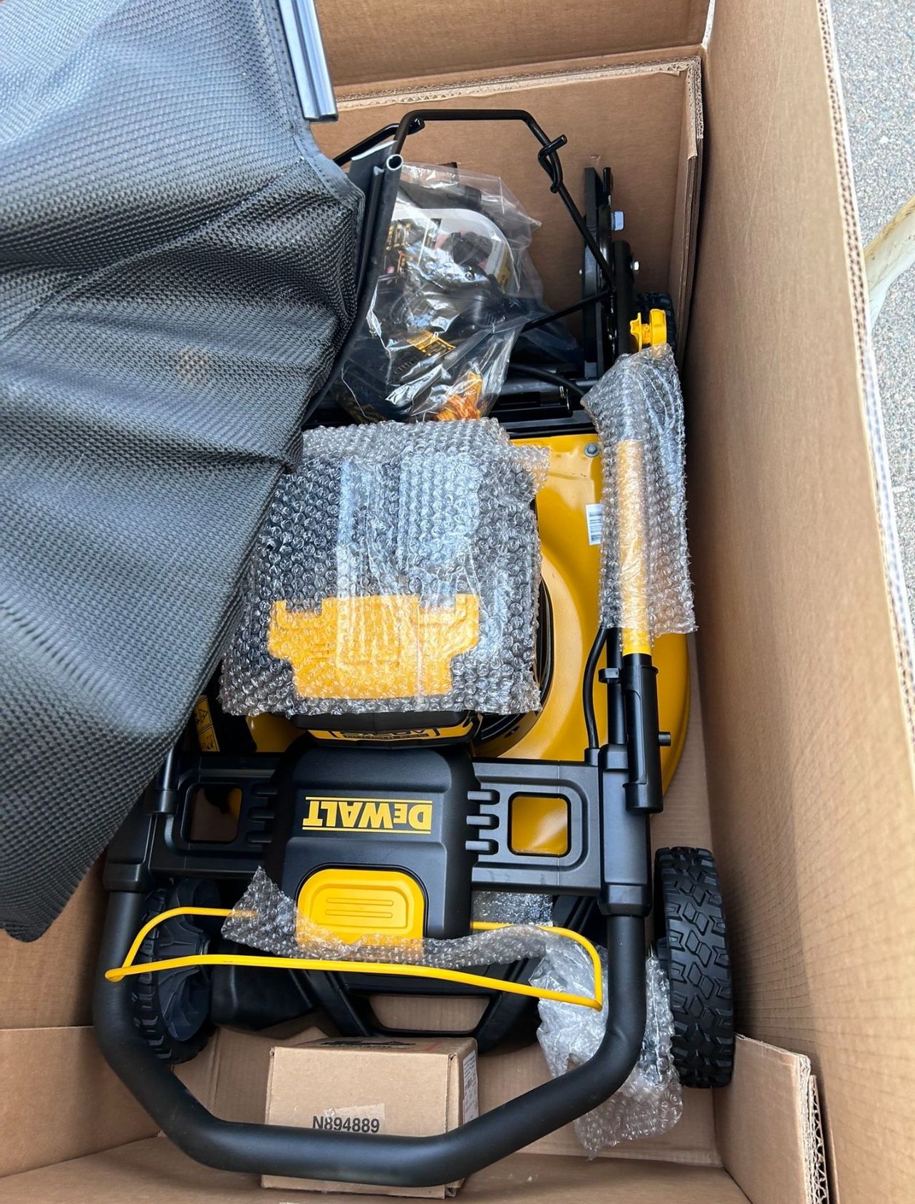 New Dewalt Lawn Mower Kit With 2, 10Ah Battery's & Charger