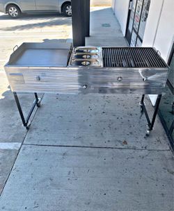 carrito con plancha y asador con tres compartimientos para mantener la comida caliente