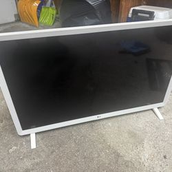 LG 32-inch 720p HD Smart LED TV 