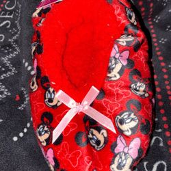 Disney Junior Minnie Fuzzy Babba  a Slipper Scols